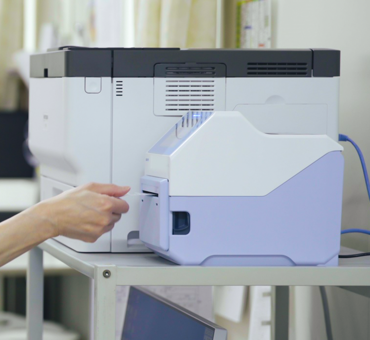 Intuitive, easy-to-understand printer operation and PC-less operation support business efficiency